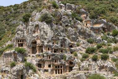 Demre, Antalya, Türkiye - 18 Haziran 2014: Myra mezarlığında kayalıklara mezar kazıldı