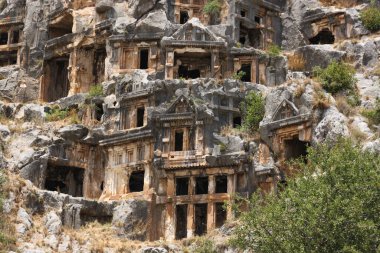 Demre, Antalya, Türkiye - 18 Haziran 2014: Myra mezarlığında kayalıklara mezar kazıldı