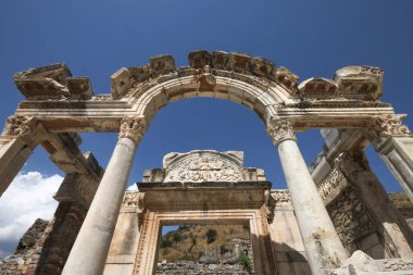 Selcuk, İzmir, Türkiye - 12 Ağustos 2012: Antik Ephesus kentinde mavi gökyüzüne karşı tarihi binanın düşük açılı görünümü (UNESCO Dünya Mirasları Listesi
