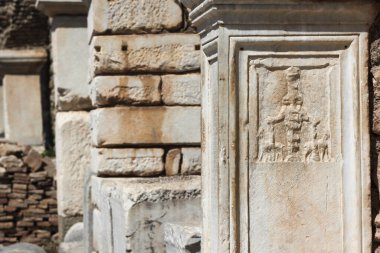 Selcuk, İzmir, Türkiye - 12 Ağustos 2012: Ephesus antik kentinde Artemis rahatlaması (UNESCO Dünya Mirasları Listesi, 2015)