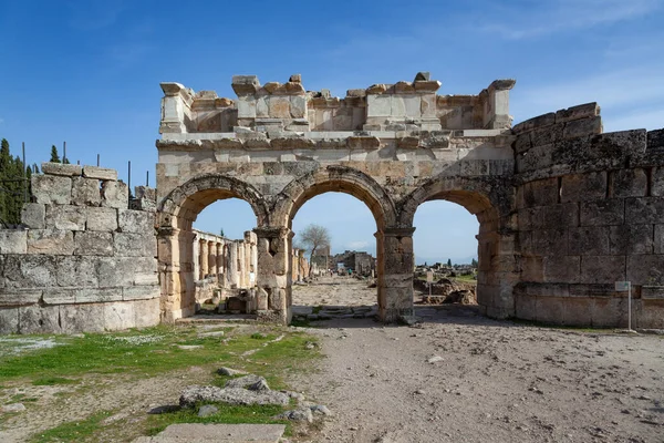Pamukkale, Denizli, Türkiye: 3 Nisan 2016: Hierapolis 'te Domitian kapısı ve Frontinus Caddesi
