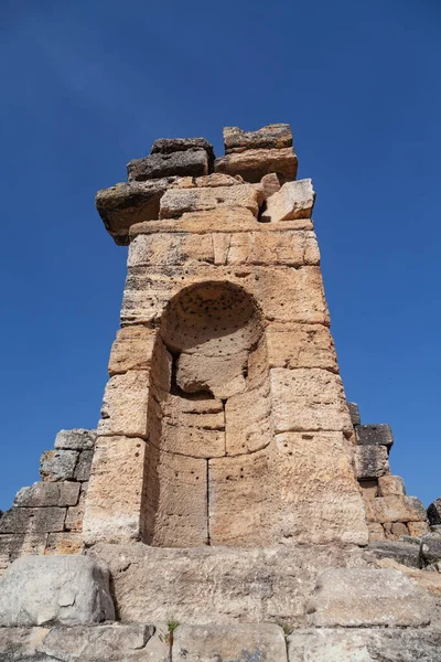 Pamukkale, Denizli, Türkiye: Nisan 03 2016: Antik Hierapolis kentinin nemfomda nikhe