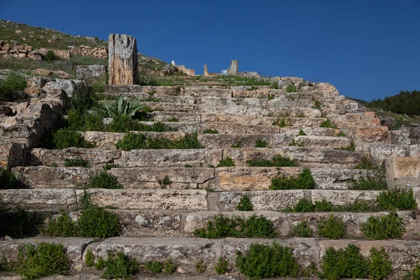 Pamukkale, Denizli, Türkiye: 3 Nisan 2016: Antik Hierapolis kenti gökyüzüne yükselen antik merdivenler