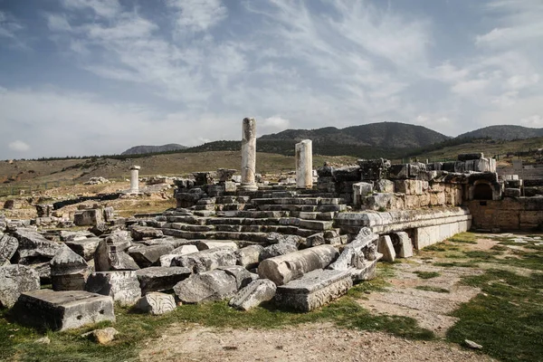 Pamukkale, Denizli, Türkiye - 10 Nisan 2016: Apollo Tapınağı, Pamukkale, Hierapolis, Türkiye (UNESCO Dünya Mirasları Listesi, 1988)