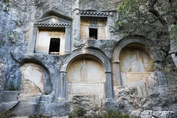 Termessos, Antalya, Türkiye - Eylül 2012: Termessos 'taki kaya mezarının düşük görünümü