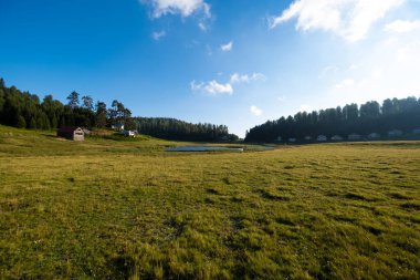 Göl kenarındaki ıssız kulübe. Göl manzaralı, yatay fotoğraf.