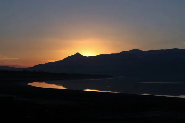 Türkiye 'nin Burdur Gölü' nde günbatımında göl üzerindeki gökyüzünün mükemmel yansıması
