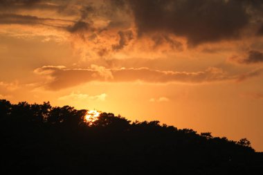 Deniz üzerindeki dramatik gökyüzünün gün batımı, gün batımı, yatay fotoğraf