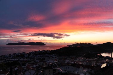 Güzel gün batımı, bulutlu ve olağanüstü gün batımı Akdeniz sahillerinde kırmızı ve turuncu renklerle.