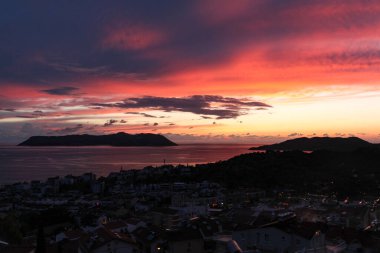 Güzel gün batımı, bulutlu ve olağanüstü gün batımı Akdeniz sahillerinde kırmızı ve turuncu renklerle.