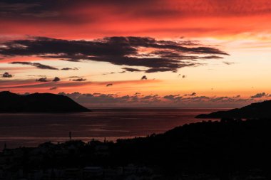 Güzel gün batımı, bulutlu ve olağanüstü gün batımı Akdeniz sahillerinde kırmızı ve turuncu renklerle.