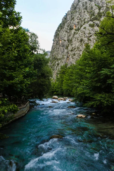 Yaz mevsiminde bir sabah Yazilikanyon Vadisi 'nde küçük bir nehir, Isparta, Türkiye