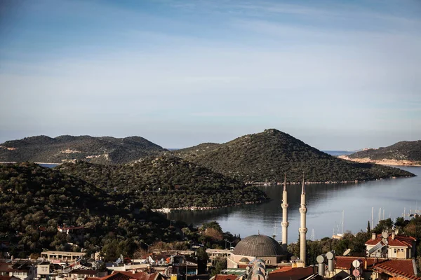 Güzel bir sabah ve açık bir gökyüzü, Akdeniz kıyısındaki küçük bir kasaba