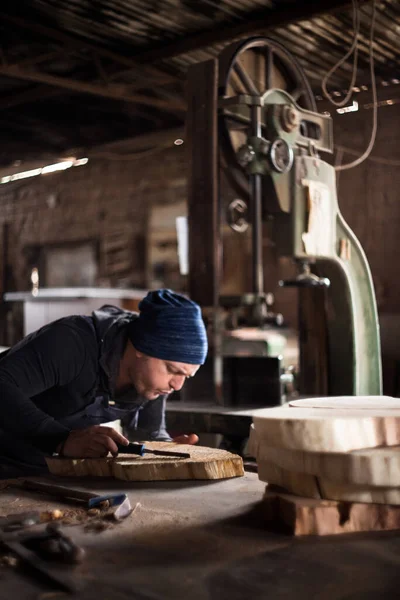 Young Male Carpenter Young Male Carpenter Working His Workshop Using — Zdjęcie stockowe