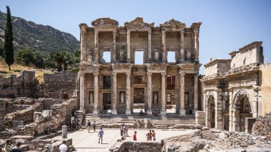 Selcuk, İzmir, Türkiye - 12 Ağustos 2012: Efes, Celsus Kütüphanesi (UNESCO Dünya Mirasları Listesi, 2015)