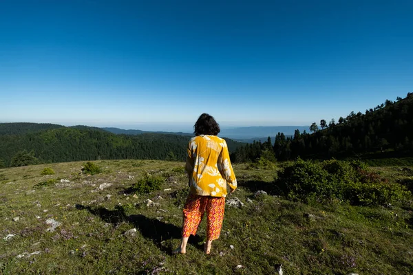 Young Woman Watching View Her Bare Feet Top Mountain — Stockfoto