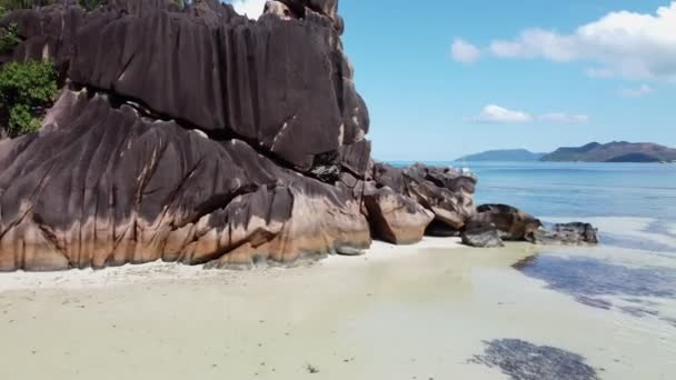 Big rocks and a yacht on the coast of Seychelles — стоковое видео