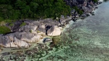 La Digue adasında büyük taşları olan kumsal