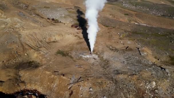 Ατμός από ηφαιστειακό σταθμό ηλεκτροπαραγωγής — Αρχείο Βίντεο