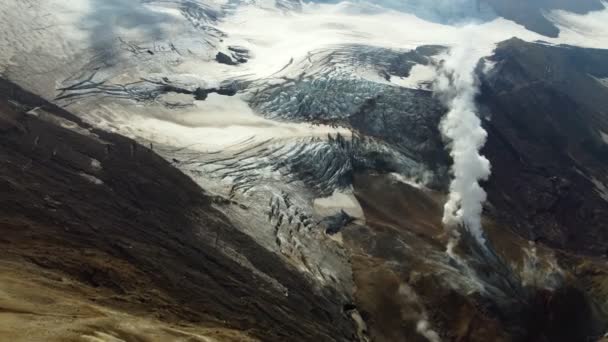 Ghiacciaio in un vulcano con fumo — Video Stock