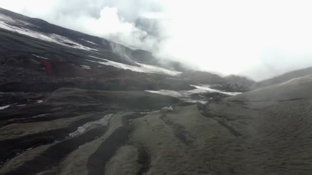 乌云中的黑色火山顶部 — 图库视频影像