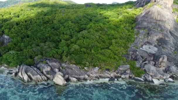 Beach with large stones on the island of La Digue — Stockvideo