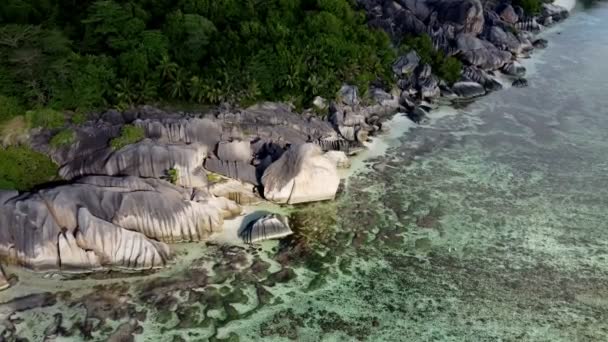 Beach with large stones on the island of La Digue — стоковое видео