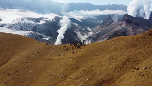 Gente en un volcán humeante — Vídeos de Stock