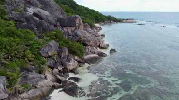 Uma praia com grandes rochas nas Seychelles — Vídeo de Stock