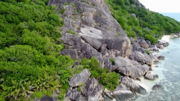 Egy strand nagy sziklákkal és egy hatalmas szikla — Stock videók