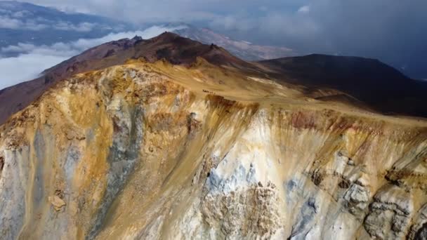 Les gens au bord de la conservation d'un volcan plus grand — Video