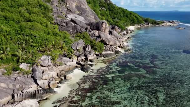 Praia com grandes pedras na ilha de La Digue — Vídeo de Stock