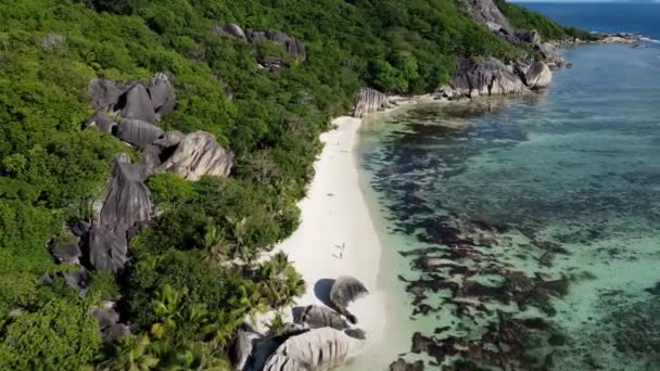 Beach with large stones on the island of La Digue — стоковое видео
