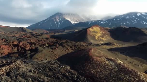 Lávamezők, kilátással egy havas vulkánra — Stock videók