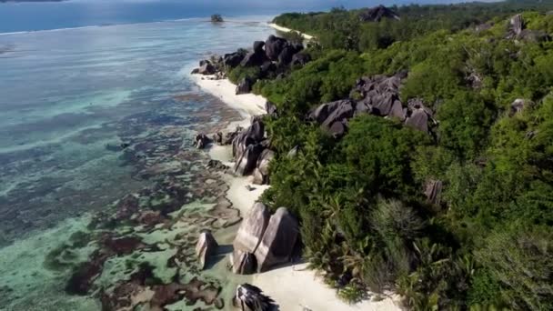 Strand met grote stenen op het eiland La Digue — Stockvideo