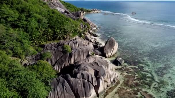 Παραλία με μεγάλες πέτρες στο νησί της La Digue — Αρχείο Βίντεο