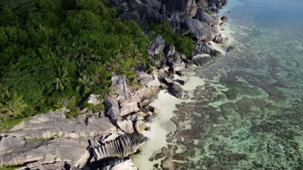 Praia com grandes pedras na ilha de La Digue — Vídeo de Stock