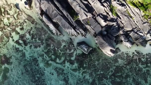 上から青い海の大きな岩が — ストック動画