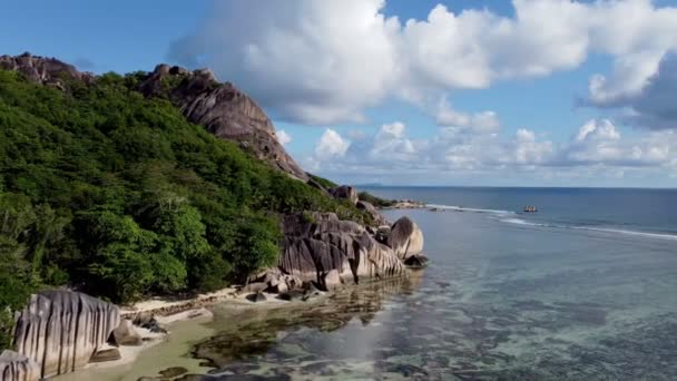 Strand nagy kövekkel a sziget La Digue — Stock videók