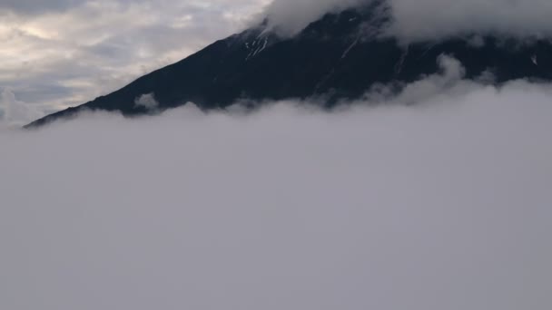 Beyaz bulutlarda şafak vakti volkan — Stok video