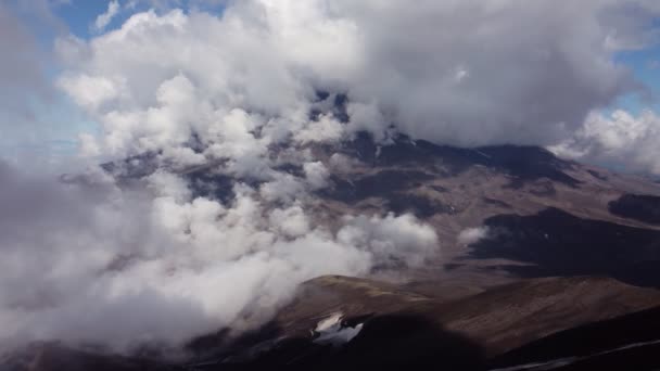 Vulcano alto in nuvole bianche — Video Stock