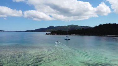 Seyşeller 'de yatı olan mavi okyanus.