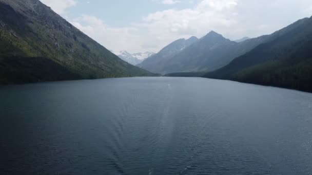 Lake against the backdrop of white mountains — Stock videók