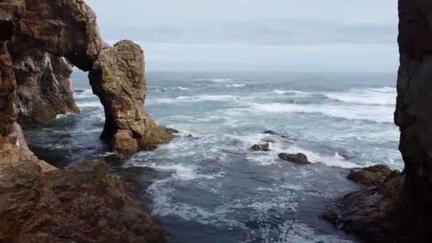 Mys se skalami na pobřeží oceánu — Stock video
