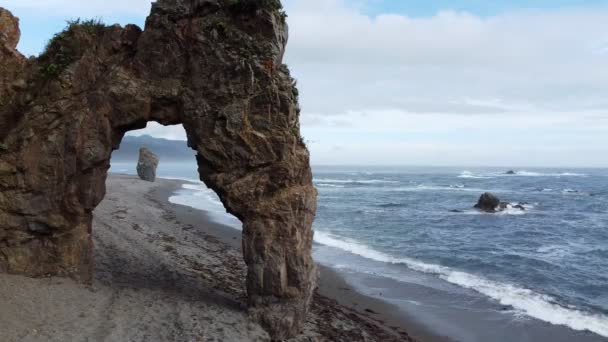 Kaap met rotsen aan de kust van de oceaan — Stockvideo