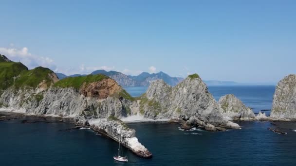 Rocks in the ocean on the coast of Kamchatka — Stock Video