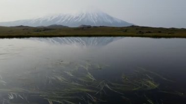 Göldeki volkanın sabah yansıması.