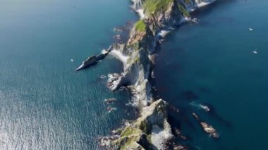 Kamçatka 'da dar kayalıklı bir koy.