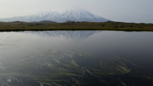 Ранкове відображення вулкана в озері — стокове відео