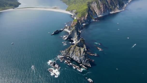 A bay with narrow rocks in Kamchatka — 图库视频影像